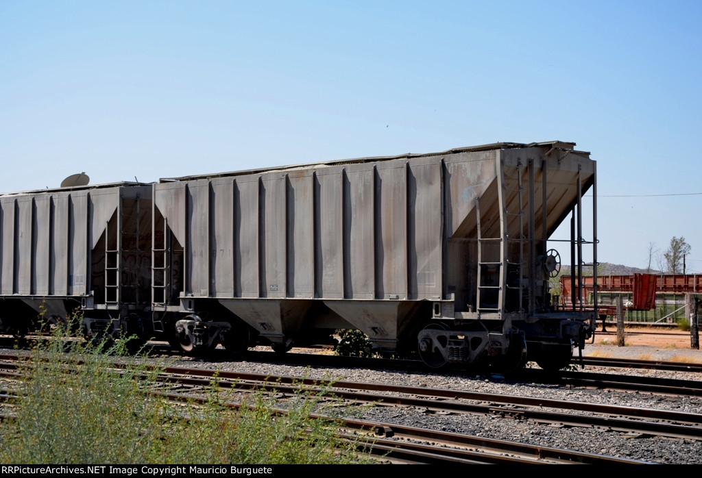 ITLX Covered Hopper in yard